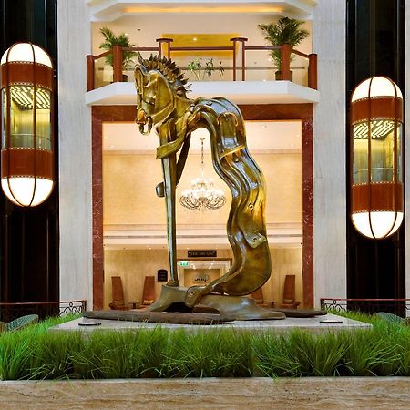 Hotel The Lalit Bombaj Zewnętrze zdjęcie The sculpture in the lobby of the Taj Bengal