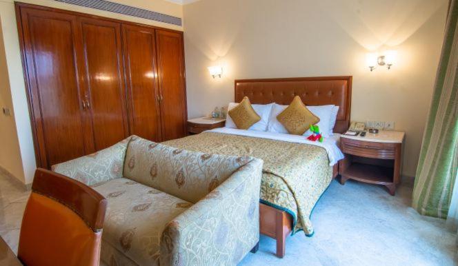 Hotel The Lalit Bombaj Zewnętrze zdjęcie A bedroom at the hotel