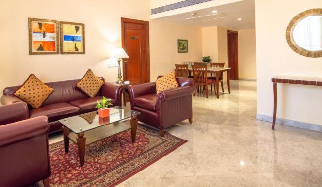 Hotel The Lalit Bombaj Zewnętrze zdjęcie A living room in a suite at the Taj Bengal