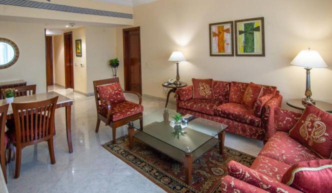 Hotel The Lalit Bombaj Zewnętrze zdjęcie A living room in a suite at the Taj Bengal