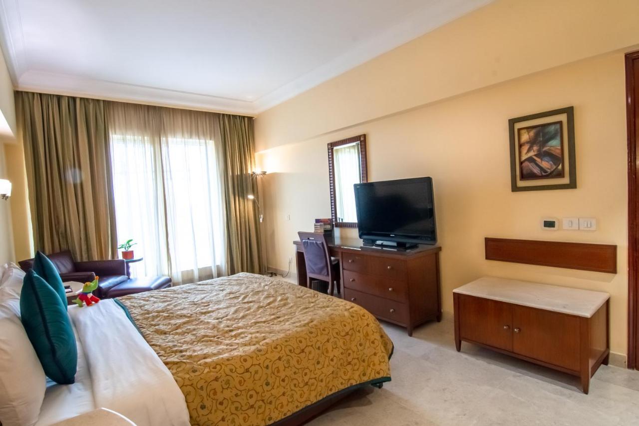 Hotel The Lalit Bombaj Zewnętrze zdjęcie A room at the hotel
