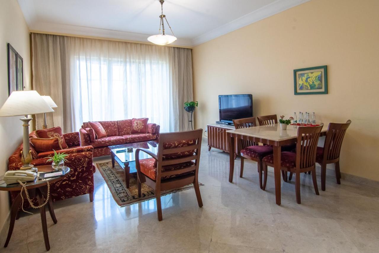 Hotel The Lalit Bombaj Zewnętrze zdjęcie A living room in a typical apartment