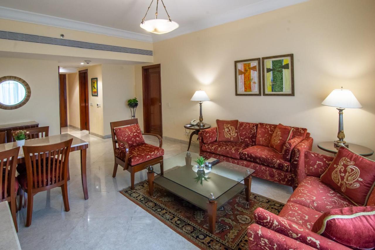 Hotel The Lalit Bombaj Zewnętrze zdjęcie A living room in a suite at the Taj Bengal
