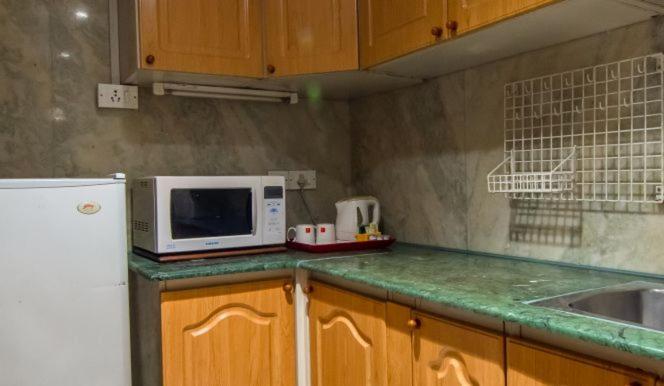 Hotel The Lalit Bombaj Zewnętrze zdjęcie A typical kitchen in a one-bedroom apartment