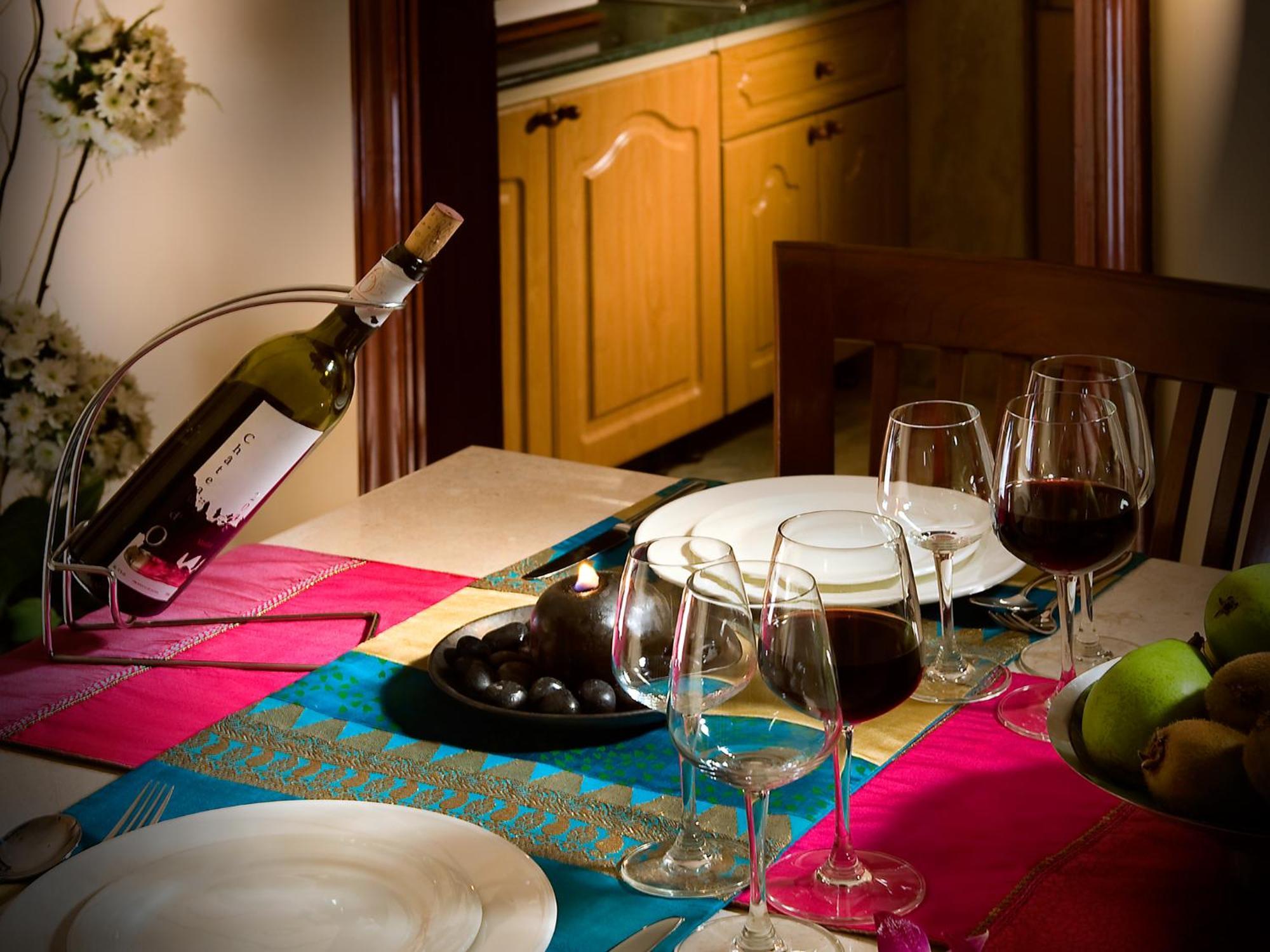 Hotel The Lalit Bombaj Zewnętrze zdjęcie A wine bottle and glasses