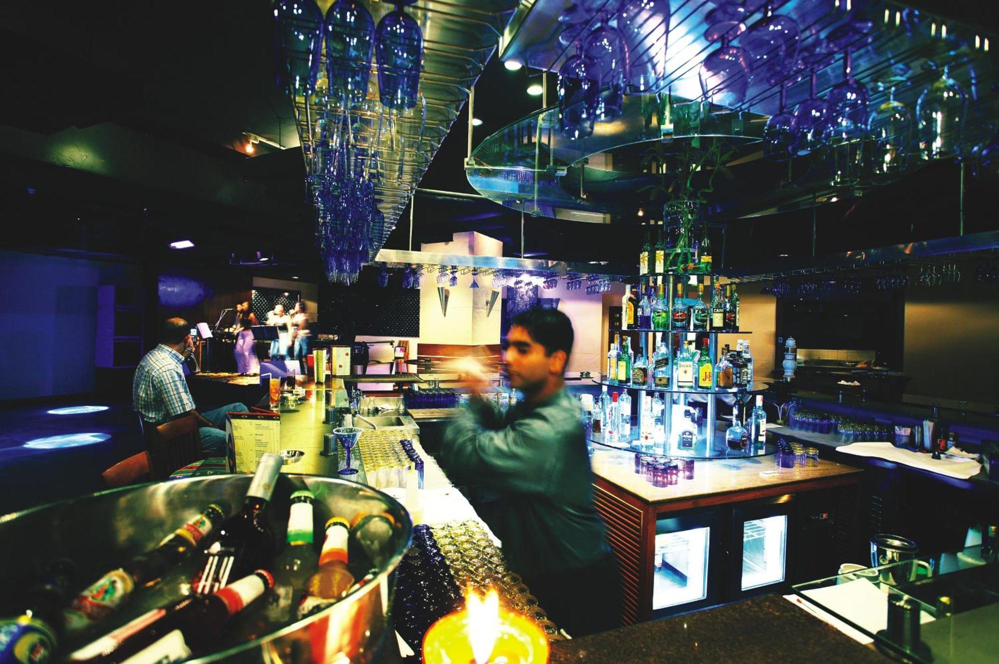 Hotel The Lalit Bombaj Restauracja zdjęcie The bar at the nightclub