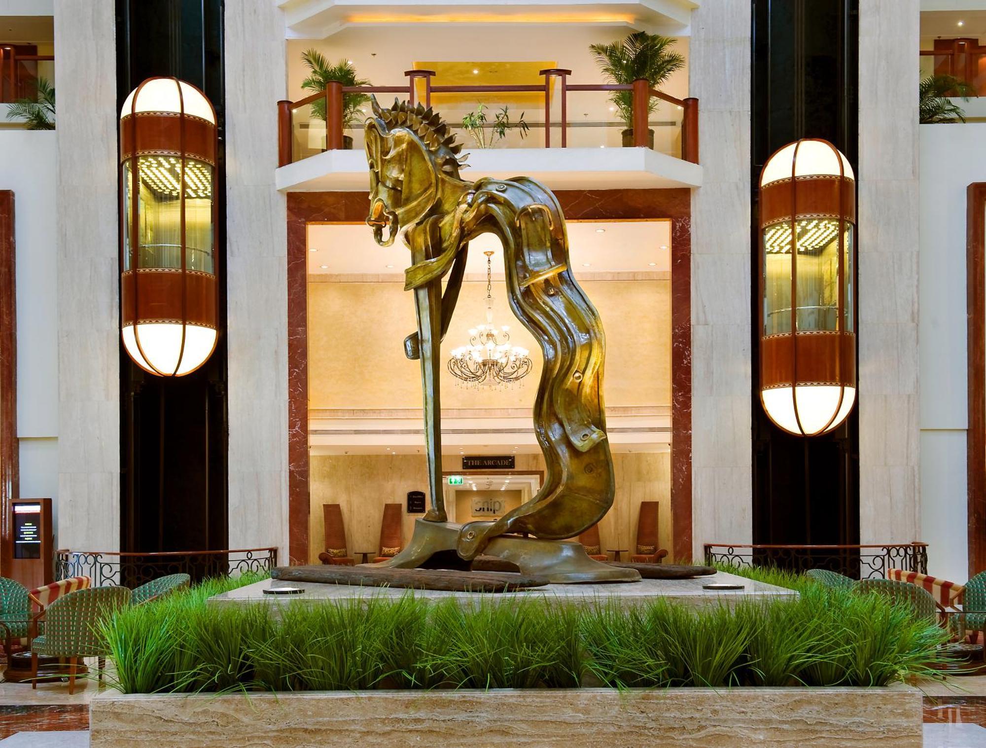 Hotel The Lalit Bombaj Zewnętrze zdjęcie The sculpture in the lobby of the Taj Bengal