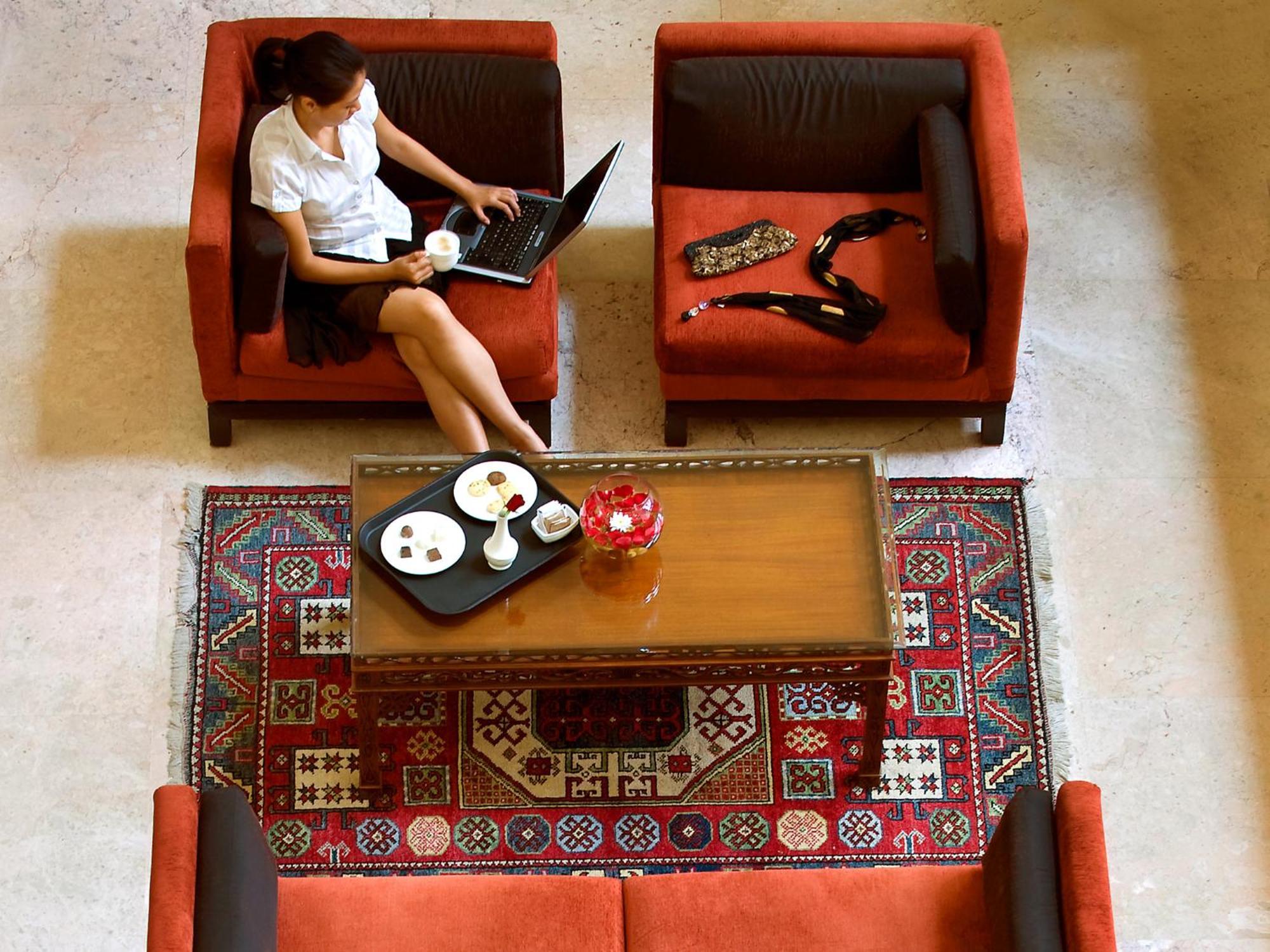 Hotel The Lalit Bombaj Zewnętrze zdjęcie A student studying in the library