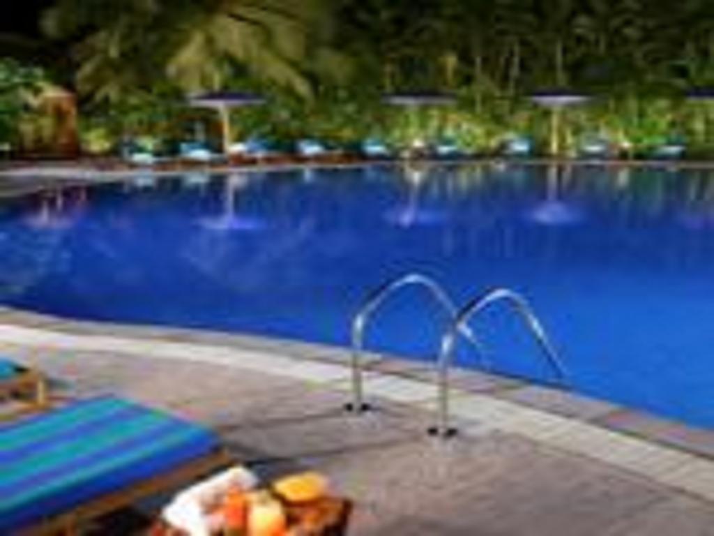 Hotel The Lalit Bombaj Udogodnienia zdjęcie The pool at the hotel