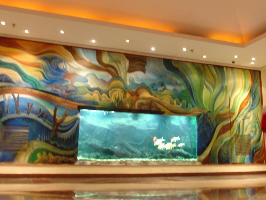 Hotel The Lalit Bombaj Zewnętrze zdjęcie The aquarium at the lobby