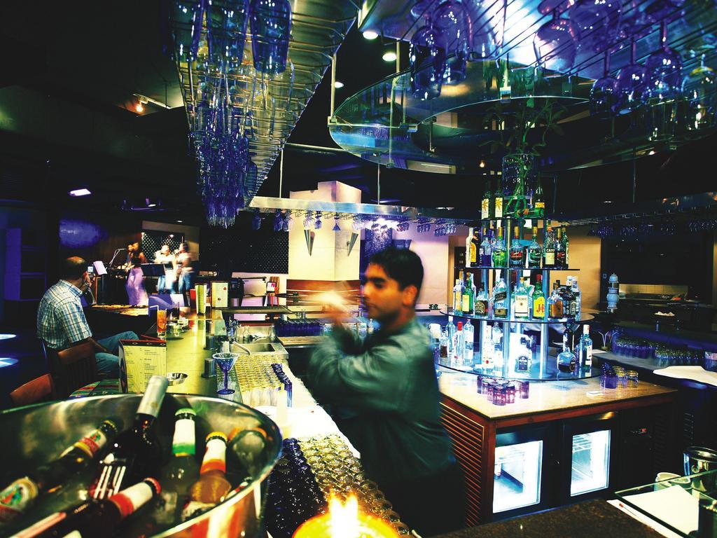 Hotel The Lalit Bombaj Zewnętrze zdjęcie The bar at the nightclub