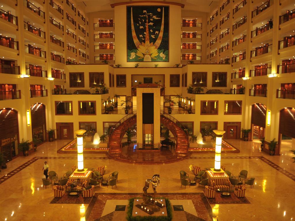 Hotel The Lalit Bombaj Zewnętrze zdjęcie The lobby of the Grand Hotel