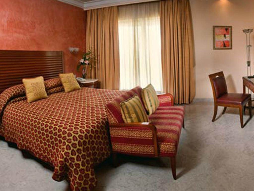 Hotel The Lalit Bombaj Zewnętrze zdjęcie A room at the hotel