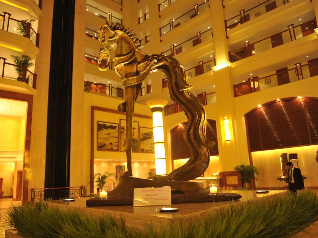 Hotel The Lalit Bombaj Zewnętrze zdjęcie The lobby of the Grand Hotel
